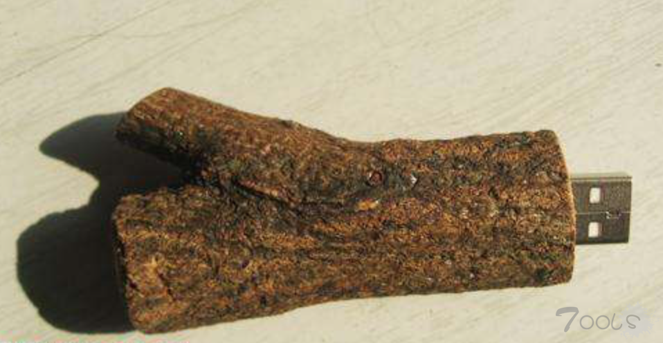 男子路上捡U盘 竟包含女王机场线路图等绝密信息