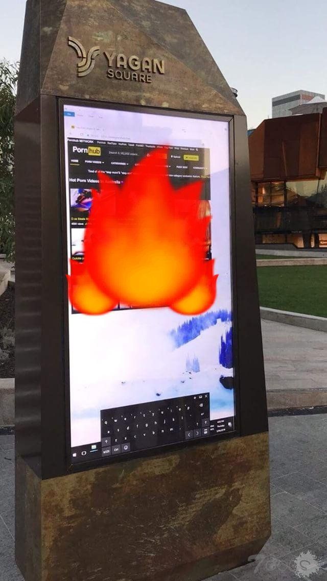 新落成的亚甘广场电子屏被入侵:显示 PornHub 网站内容