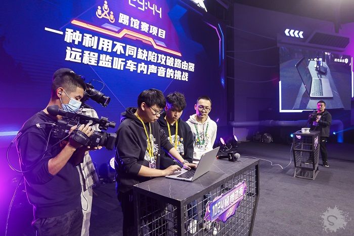 极客无接触远程控制家用路由器，成功更改登录界面商标